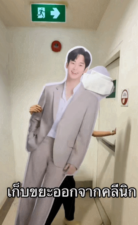 工作人員移走金秀賢的人形紙板。