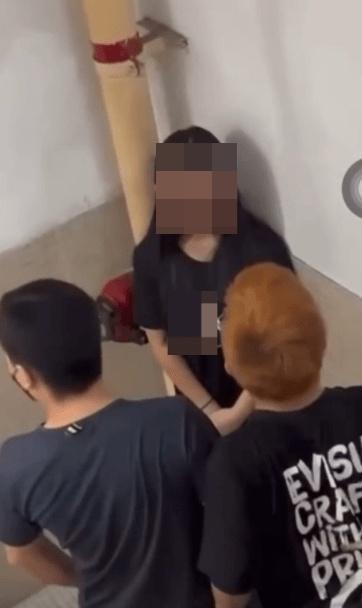 在片中,有旁觀者提醒切勿進行直播,避免事件張揚。(網上截圖)