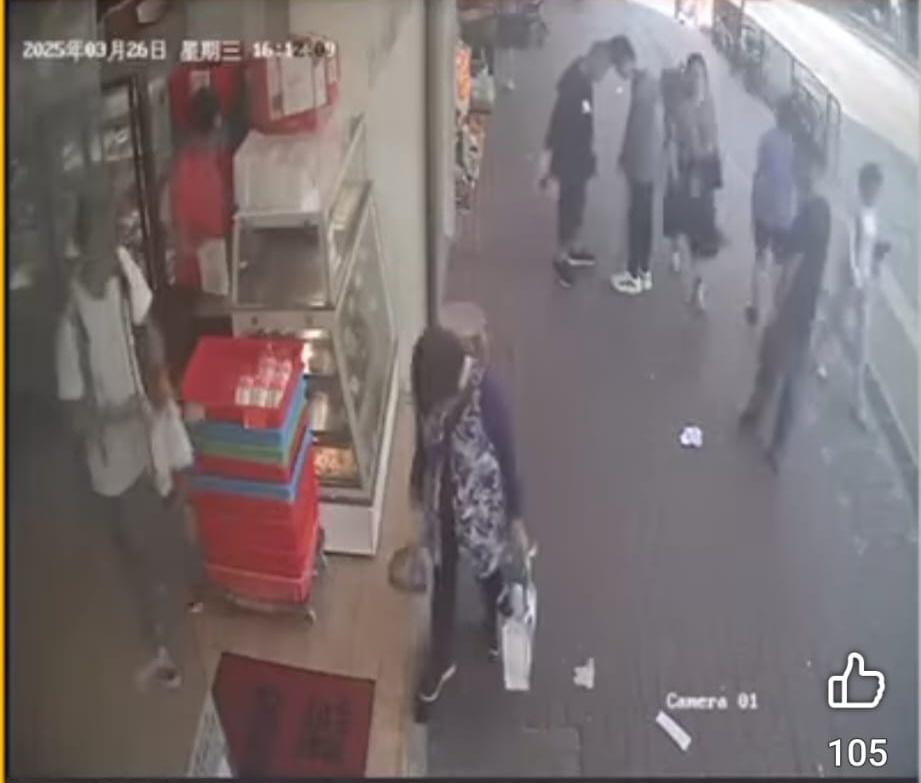 婦人發現地上有一個銀包,於是上前先以右腳踩住作遮掩。(FB/北區之友Friends of North District)