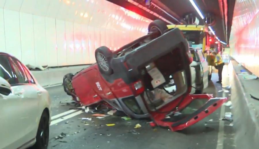 的士被夾於2車之間,車身變型,的哥及乘客受傷一度被困車內。(有線新聞截圖)