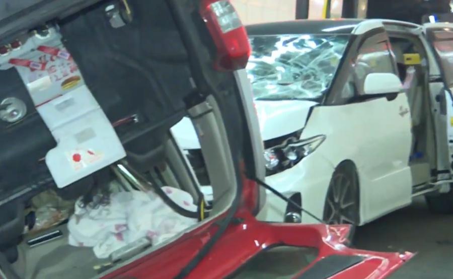 的士被夾於2車之間,車身變型,的哥及乘客受傷一度被困車內。(有線新聞截圖)