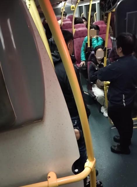 巴士乘客不滿催促:唔好再嘥時間喇,報警啦!(FB/大埔TAI PO)