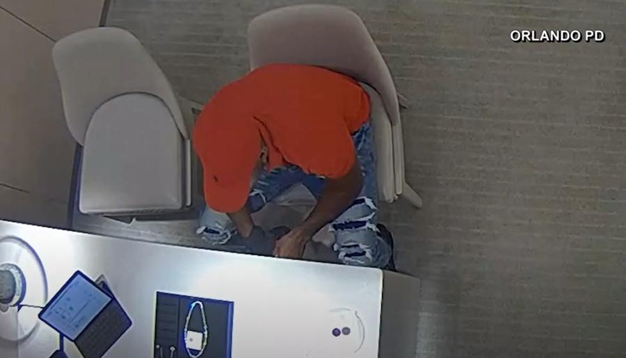 男子向店員訛稱自己代表一名職業運動員前來購買首飾。(YouTube)