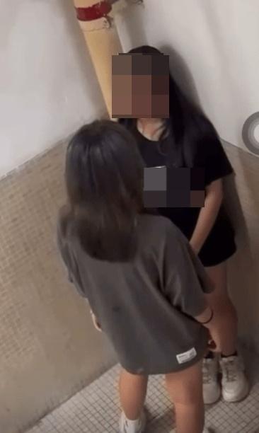 有人煽動施襲者:「阿妹,打大力啲,打大力啲,我想睇呀!」、「唔好講咁多,打大力啲算」、「打大力啲,我想睇!」(網上截圖)