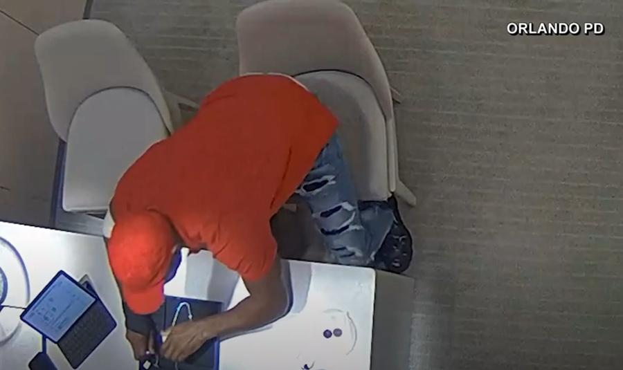 男子趁店員未有為意時,將它們搶走。(YouTube)