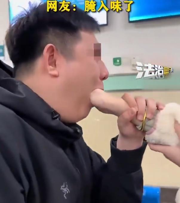 男方張著咀似乎在努力忍受著疼痛,然而又忍不住想笑,下巴似乎快要脫臼,結果口水順著女友的手流下。(微博)