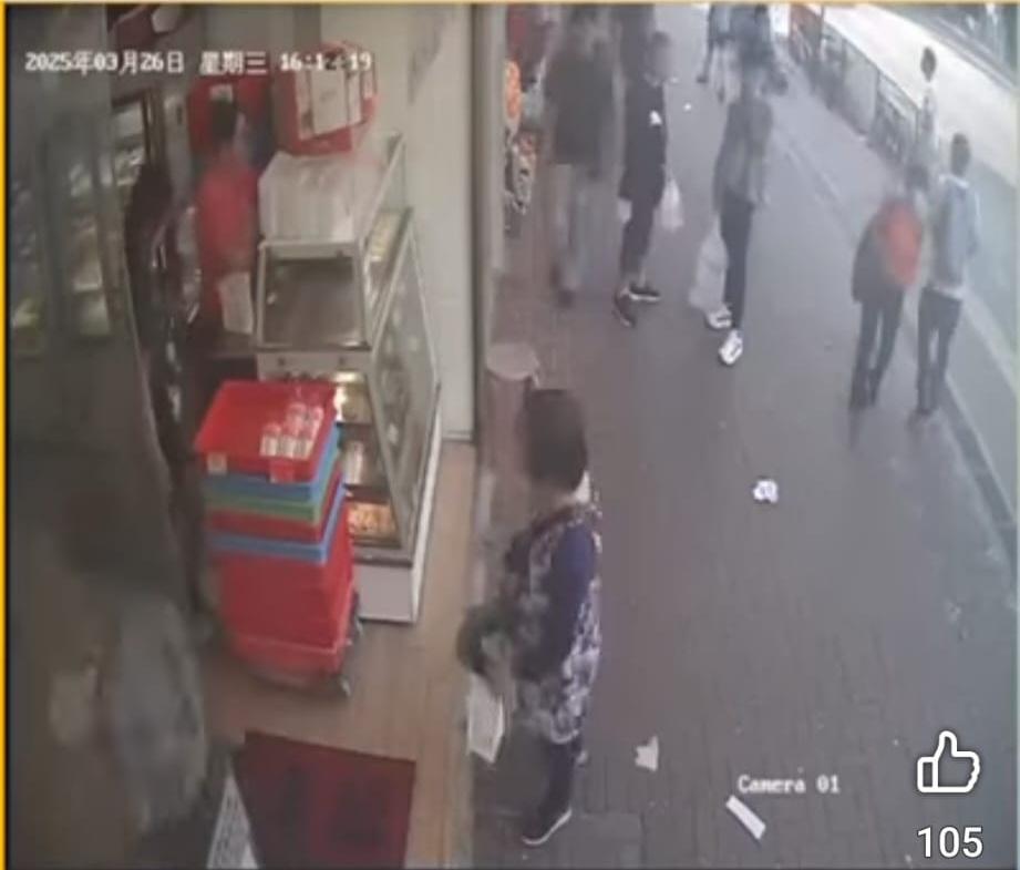 婦人再望入麵包店確定無人察覺,便若無其事轉身離開。(FB/北區之友Friends of North District)