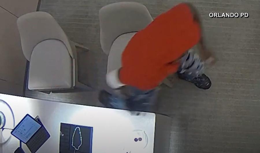 男子趁店員未有為意時,將它們搶走。(YouTube)