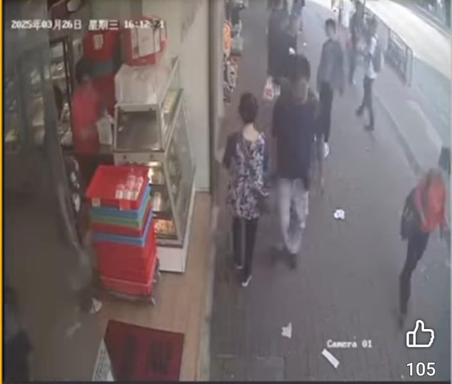 婦人再望入麵包店確定無人察覺,便若無其事轉身離開。(FB/北區之友Friends of North District)