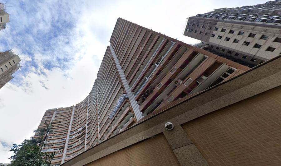 珍惜生命,一名女子從北角雲景道60號住所墮下,倒臥於大廈平台。(Google Map)