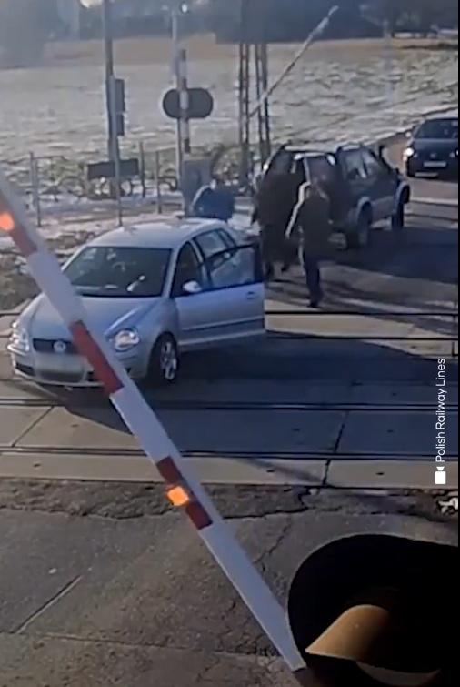 各人就在準備之際,平交道的欄杆突然放下,意味火車即將駛至。(X)