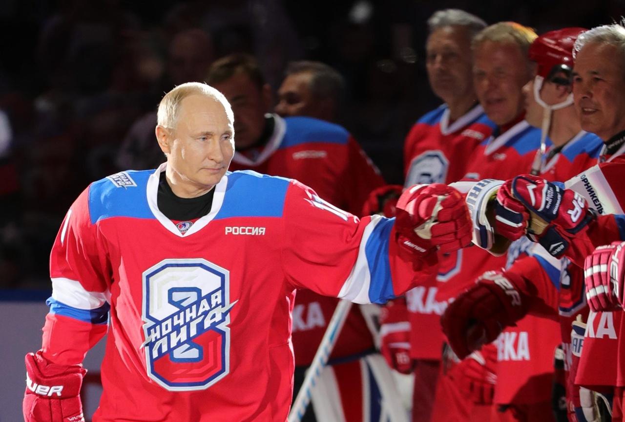 普京熱愛曲棍球運動,曾多次穿上冰鞋在俄羅斯公開場合打冰球。(2019年。資料圖片)