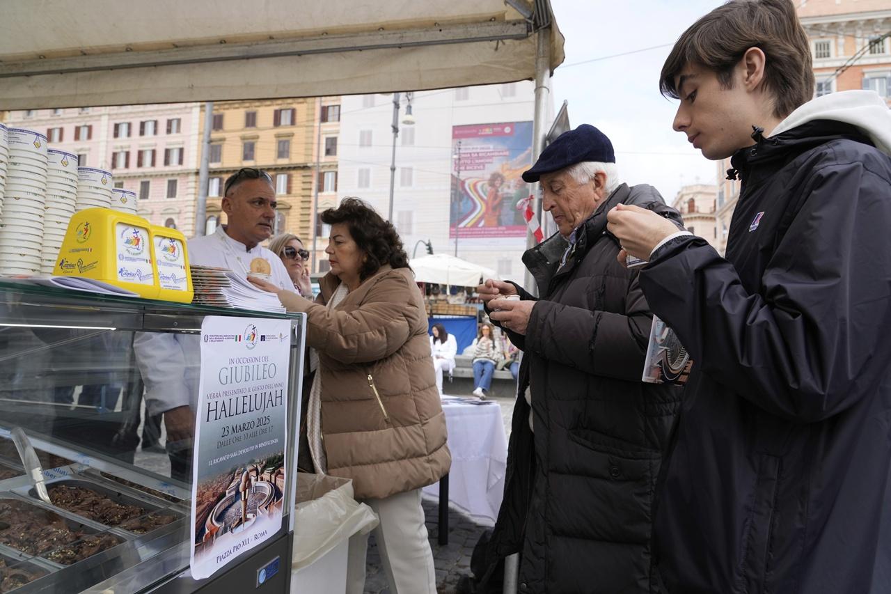 這款雪糕周日(23日)在距離梵蒂岡僅 5 分鐘步行路程的聖伯多祿大教堂附近市集首次亮相。(AP)