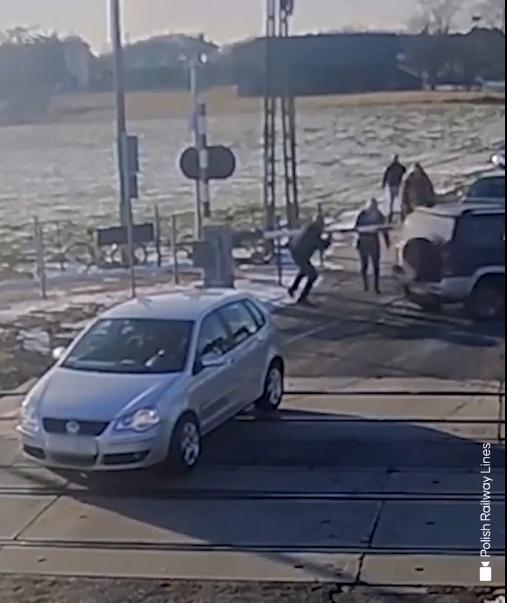 越野車全速拉動,但疑因拉力過大,一旁等待的女車主卻躲避不及,慘被自己的座駕輾傷腿。(X)