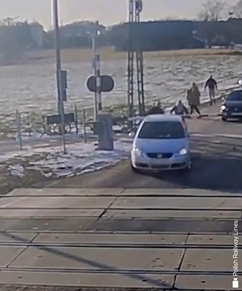 越野車全速拉動,但疑因拉力過大,一旁等待的女車主卻躲避不及,慘被自己的座駕輾傷腿。(X)