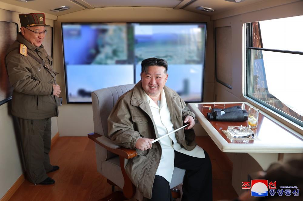 金正恩觀看北韓試射新型防空導彈武器系統。(朝中社)