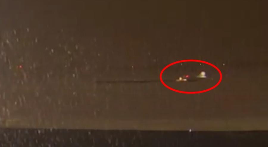 岡珠機場拍攝的畫面顯示,一架飛往函館的客機在跑道上滑行準備起飛。(YouTube)