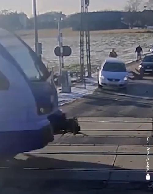 就在汽車被拖出平交道後僅數秒,火車便即駛過。(X)