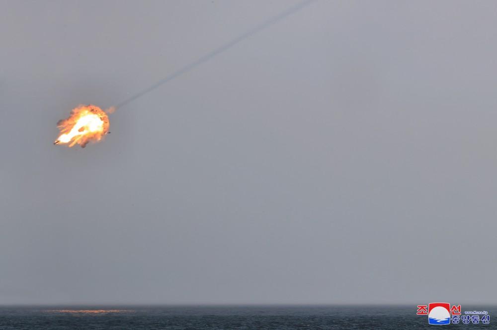 檢驗軍工企業正式開始生產的最新型防空導彈武器系統。(朝中社)