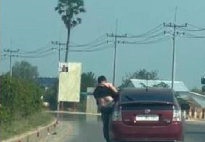 一名男子由汽車客座使勁爬出車窗。(微博)