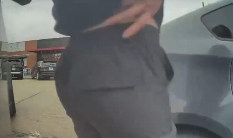 一名女子在車旁,竟然除褲露出臀部,用屁股去磨蹭車身。(X)