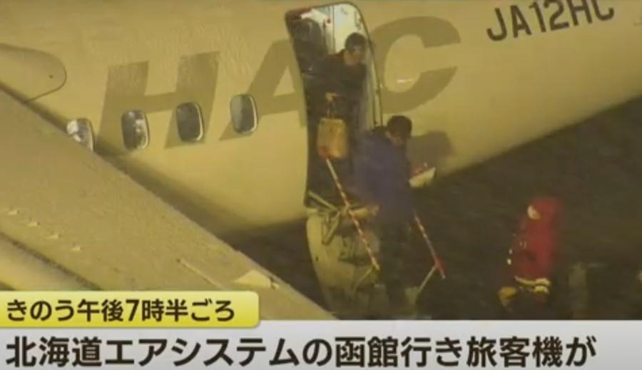 航班隨後取消,乘客被安排轉乘另一航班。(YouTube)