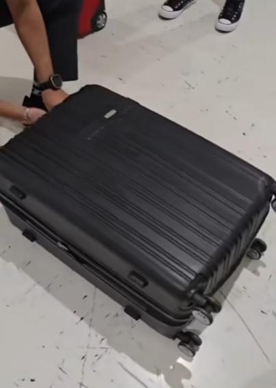 打開行李時,駭然發現裡面包裹著24公斤的大麻。(FB)