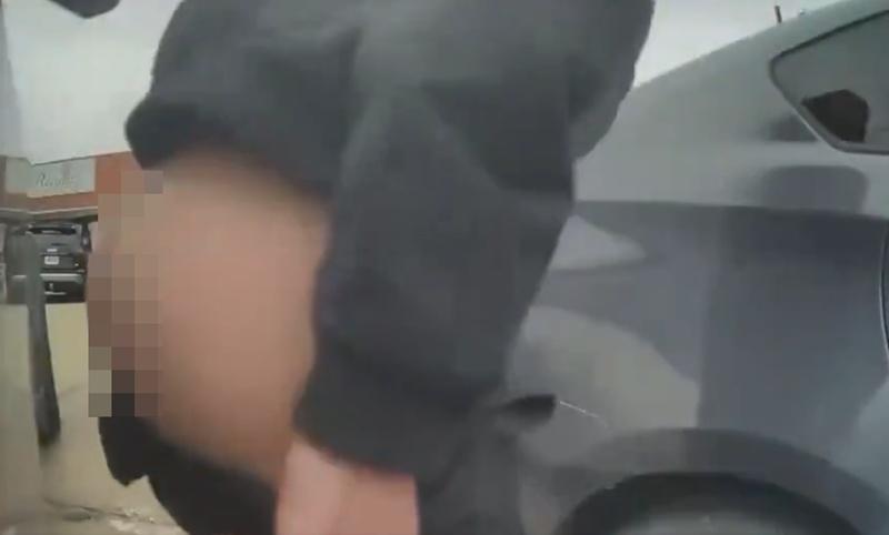 一名女子在車旁,竟然除褲露出臀部,用屁股去磨蹭車身。(X)