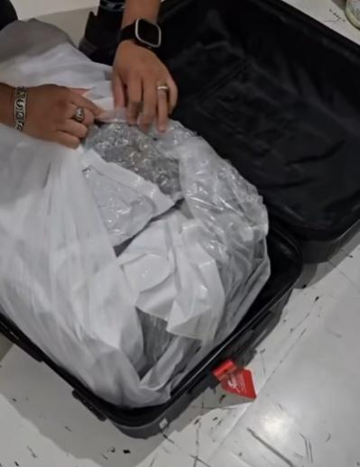 打開行李時,駭然發現裡面包裹著24公斤的大麻。(FB)