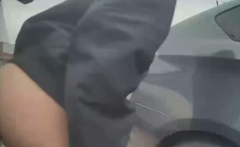 一名女子在車旁,竟然除褲露出臀部,用屁股去磨蹭車身。(X)