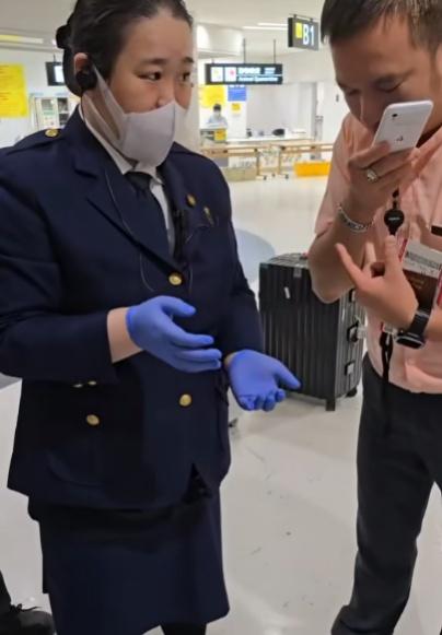 導遊立即聯繫機場海關,並協助當局展開調查。(FB)