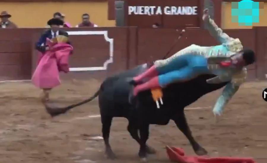 Macías剛巧背向著牠,就被牛角頂起,正正刺中他的肛門,並不斷地跳動。(X)