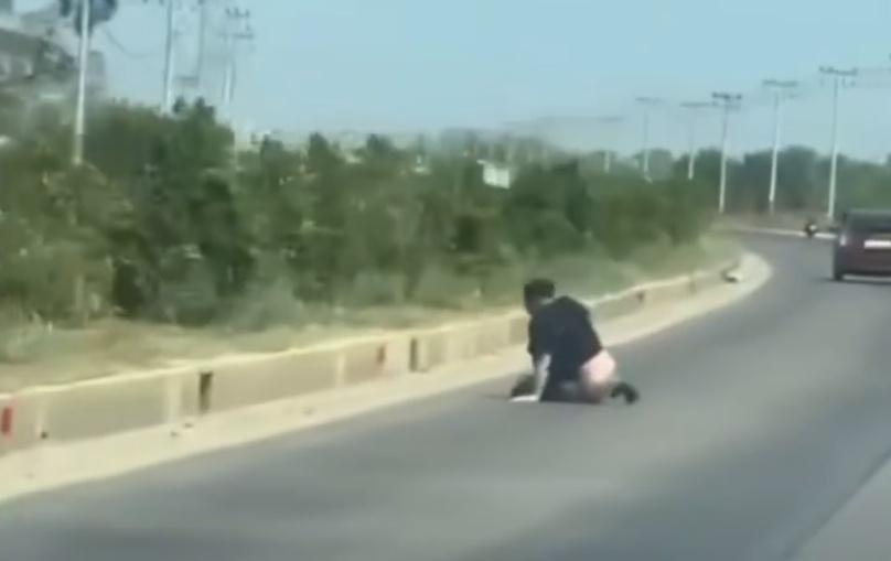 男子其後跌倒地上滾到路旁,險象環生。(微博)