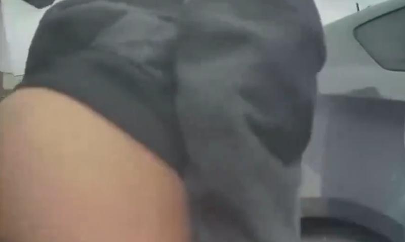 一名女子在車旁,竟然除褲露出臀部,用屁股去磨蹭車身。(X)