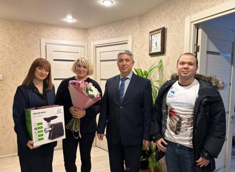 俄執政黨「統一俄羅斯黨」向陣亡俄軍母親贈送一束花和一部絞肉機。(X)