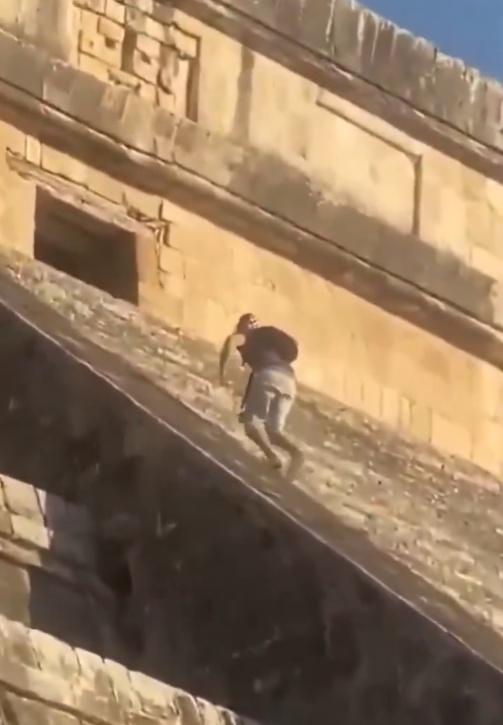 網上影片顯示,一名揹著背囊的男子沿著金字塔石梯攀登。(X)