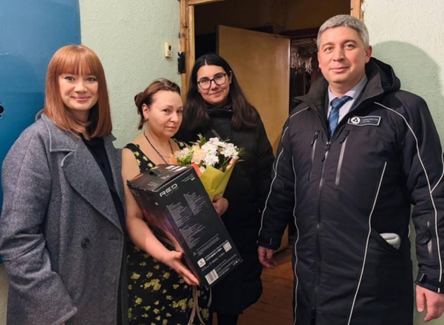 俄執政黨「統一俄羅斯黨」向陣亡俄軍母親贈送一束花和一部絞肉機。(X)