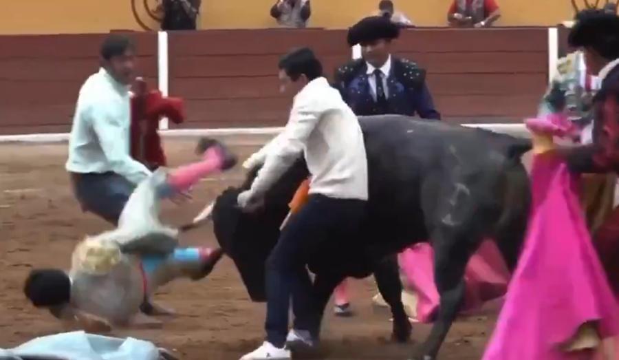 Macías仍被牛角插著跳動約20秒鐘,才被甩在地上。(X)