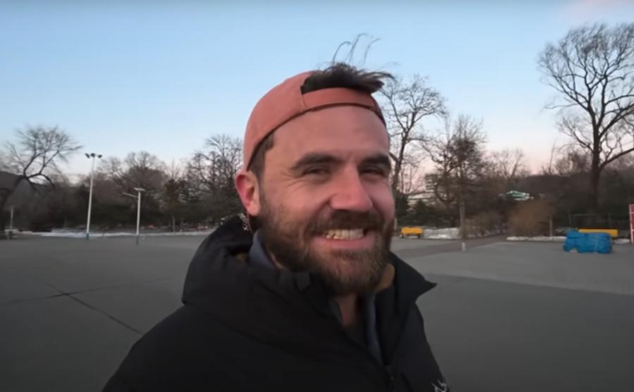 Mike說,孩子們表演歌曲時,後方螢幕卻播放彈道飛彈擊沉航空母艦的影片。(Mike O'Kennedy相片)