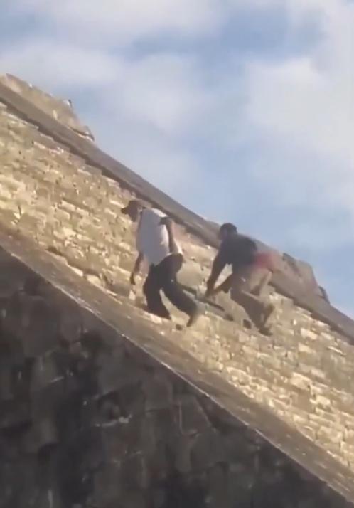 至少2名保安追上去,更在金字塔平台位置上演一幕追逐戰。(X)