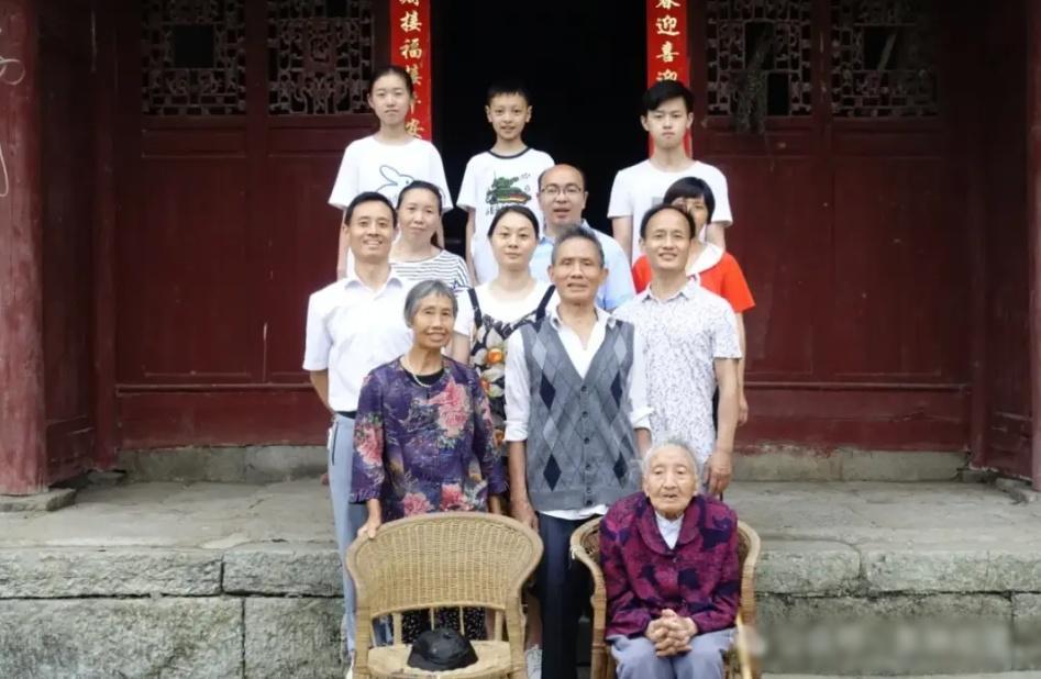 杜虎珍孫兒滿堂。(微博)