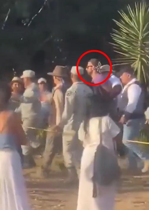 警方為防止情況進一步升級,保護該名男子離開。(X)