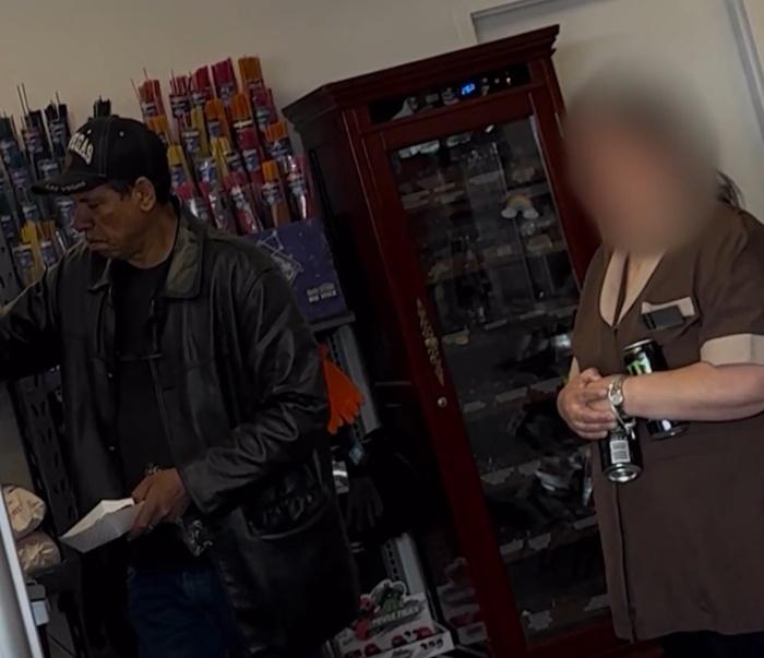 女子假裝打電話,偷偷拍下疑犯樣貎、疑犯的座駕等照片給予警方。(X)