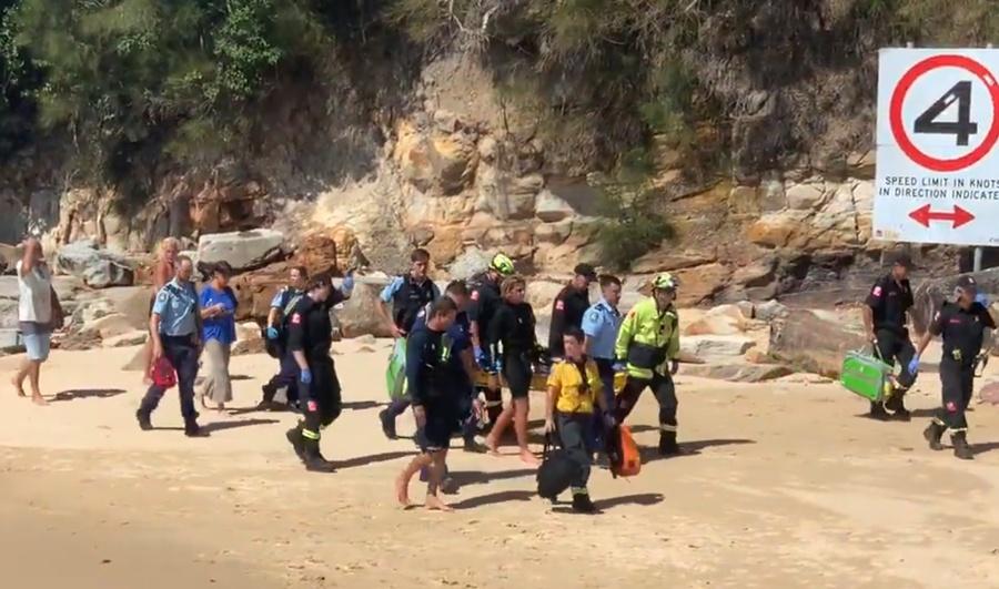 救援人員趕抵後立刻為傷者包紮,後因傷情危急由直升機運送至醫院治療。(網上圖片)