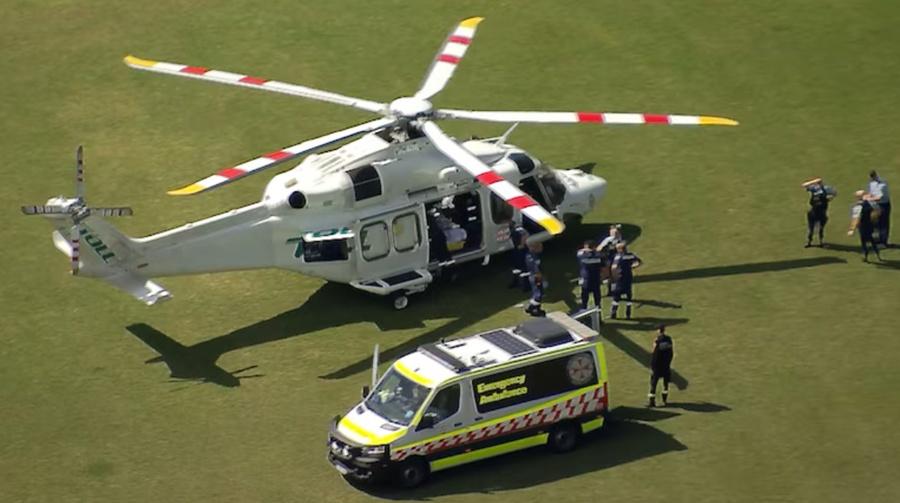 救援人員趕抵後立刻為傷者包紮,後因傷情危急由直升機運送至醫院治療。(網上圖片)