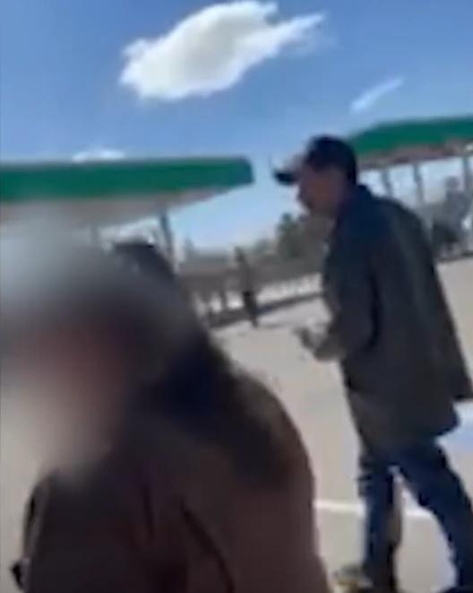 女子假裝打電話,偷偷拍下疑犯樣貎、疑犯的座駕等照片給予警方。(X)