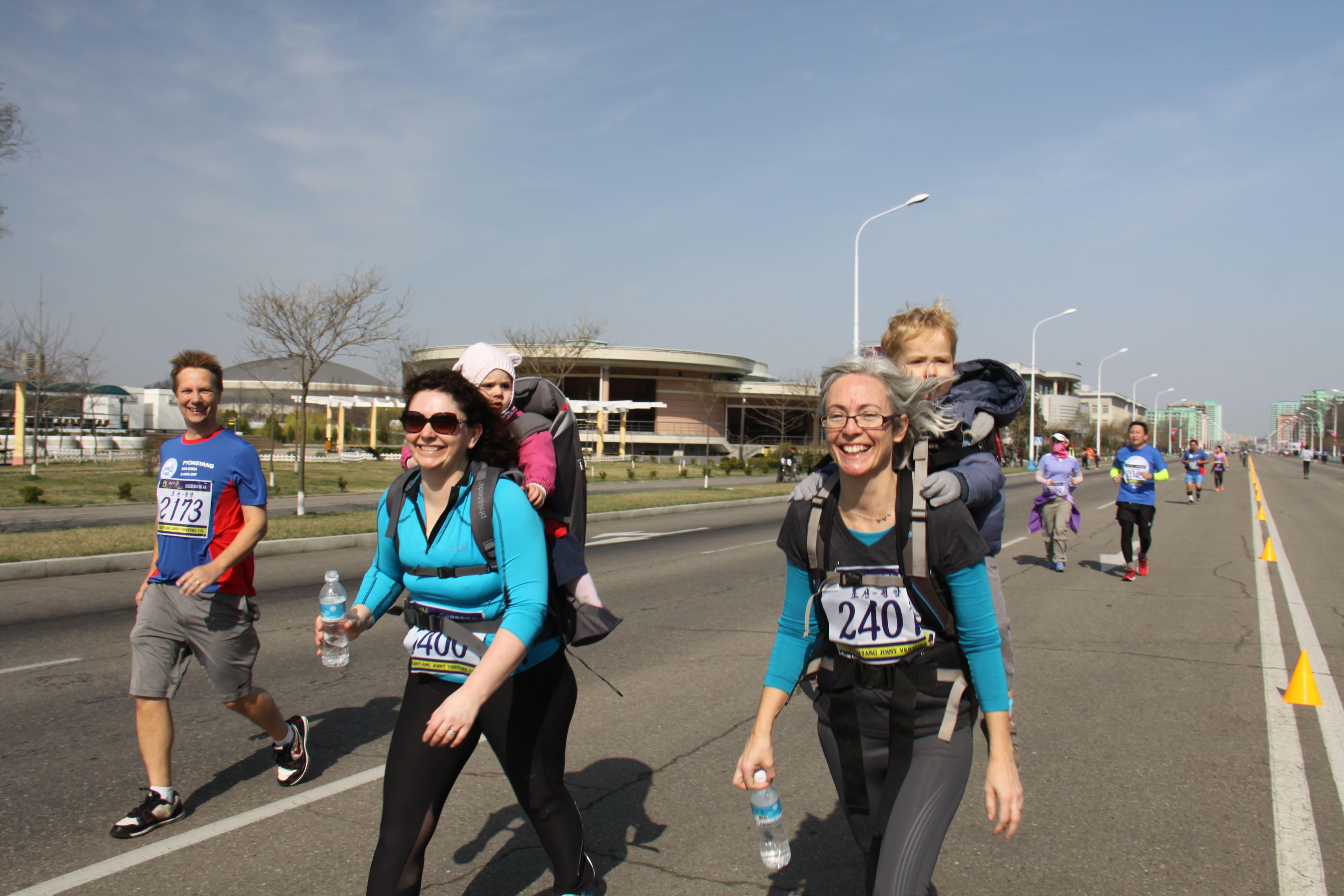 所有參賽者都被邀請參加比賽的開幕儀式,比賽首先要繞金日成體育場跑一圈,然後前往平壤街頭。(網上圖片)