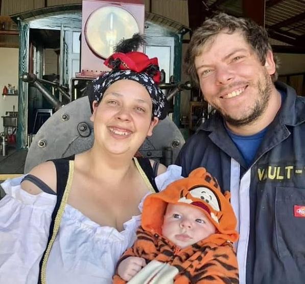 Ian Applegate和妻子與兒子。(網上圖片)