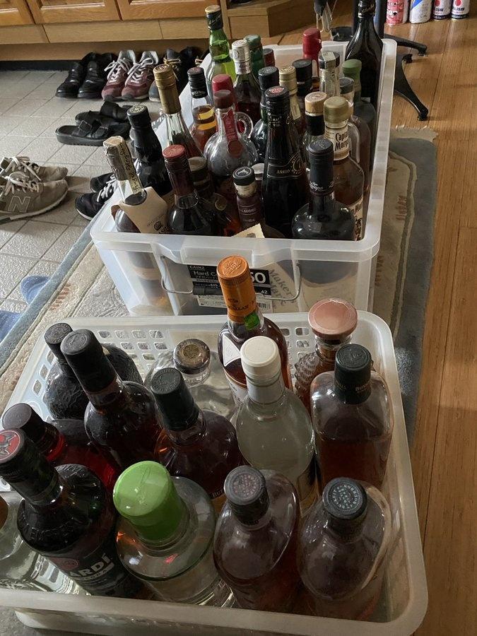 楠桂同日更貼出一張裝有兩個大箱酒的相片,指「前夫一早回家收拾行裝,把酒都清空出來」。(X)