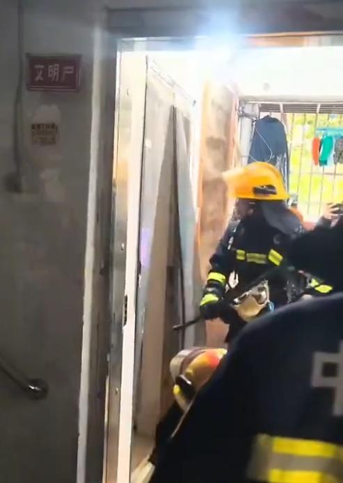 詎料房門突然打開,一名半裸男子步出。(微博)